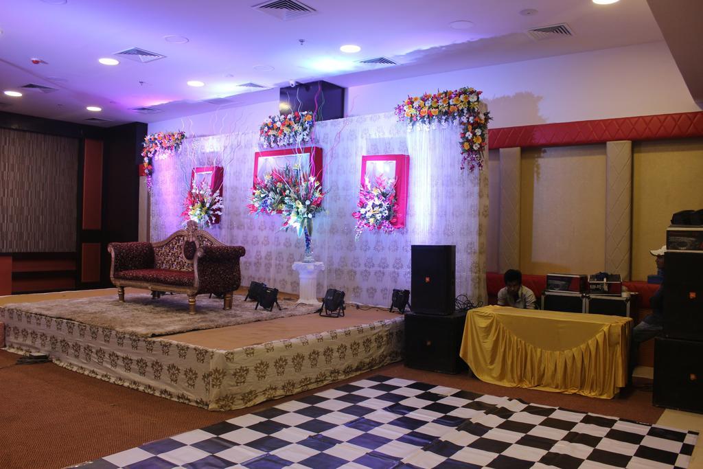 Xenious World Square Hotel Ghaziabad Exterior foto