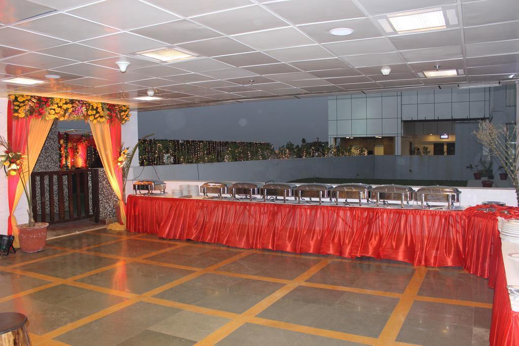 Xenious World Square Hotel Ghaziabad Exterior foto