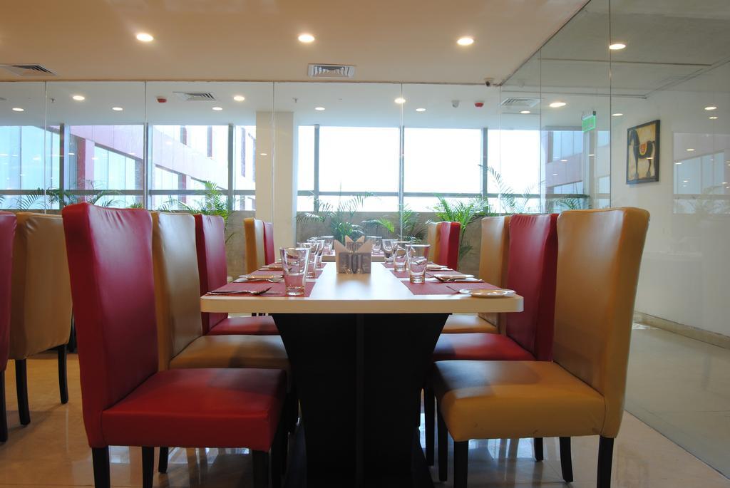 Xenious World Square Hotel Ghaziabad Exterior foto