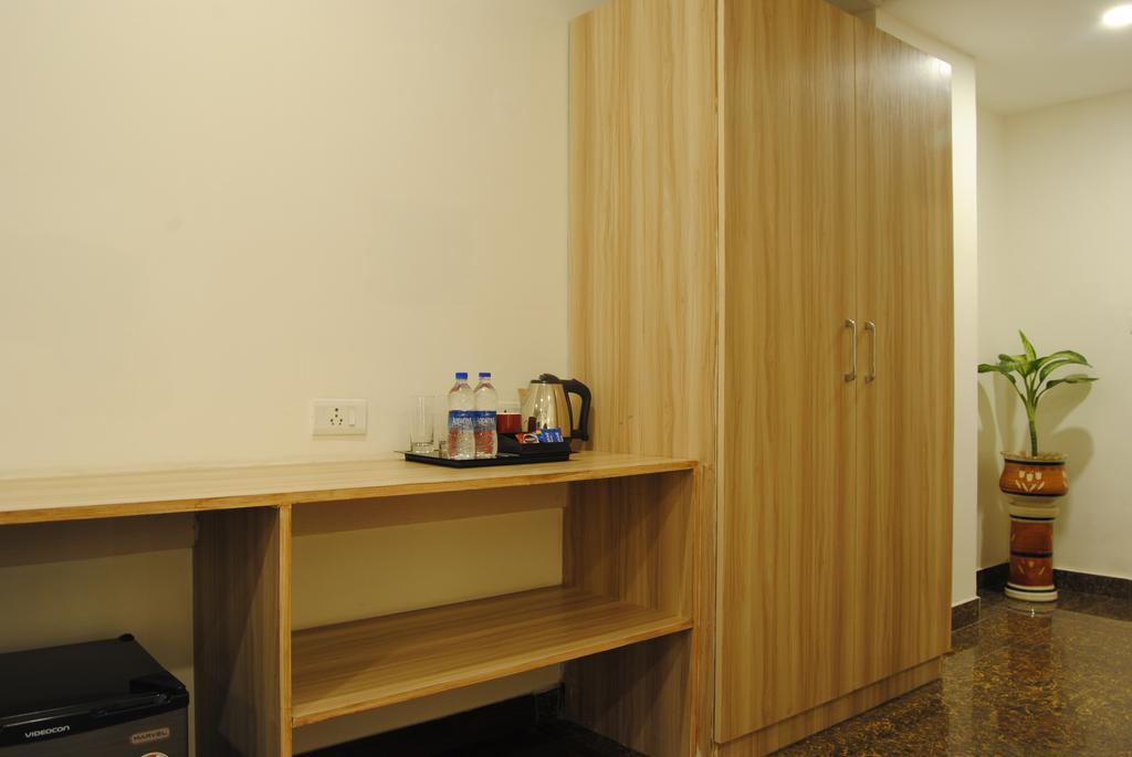 Xenious World Square Hotel Ghaziabad Exterior foto