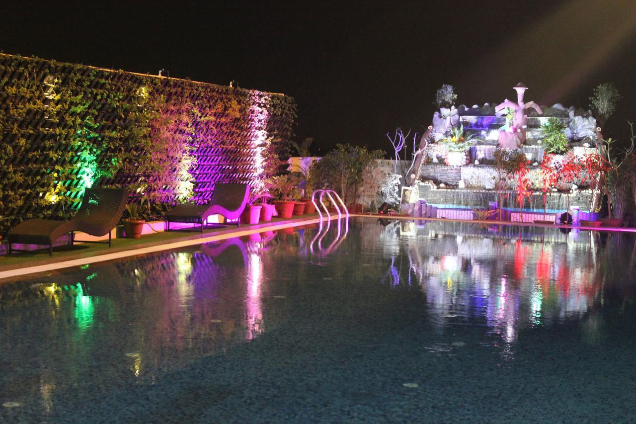 Xenious World Square Hotel Ghaziabad Exterior foto